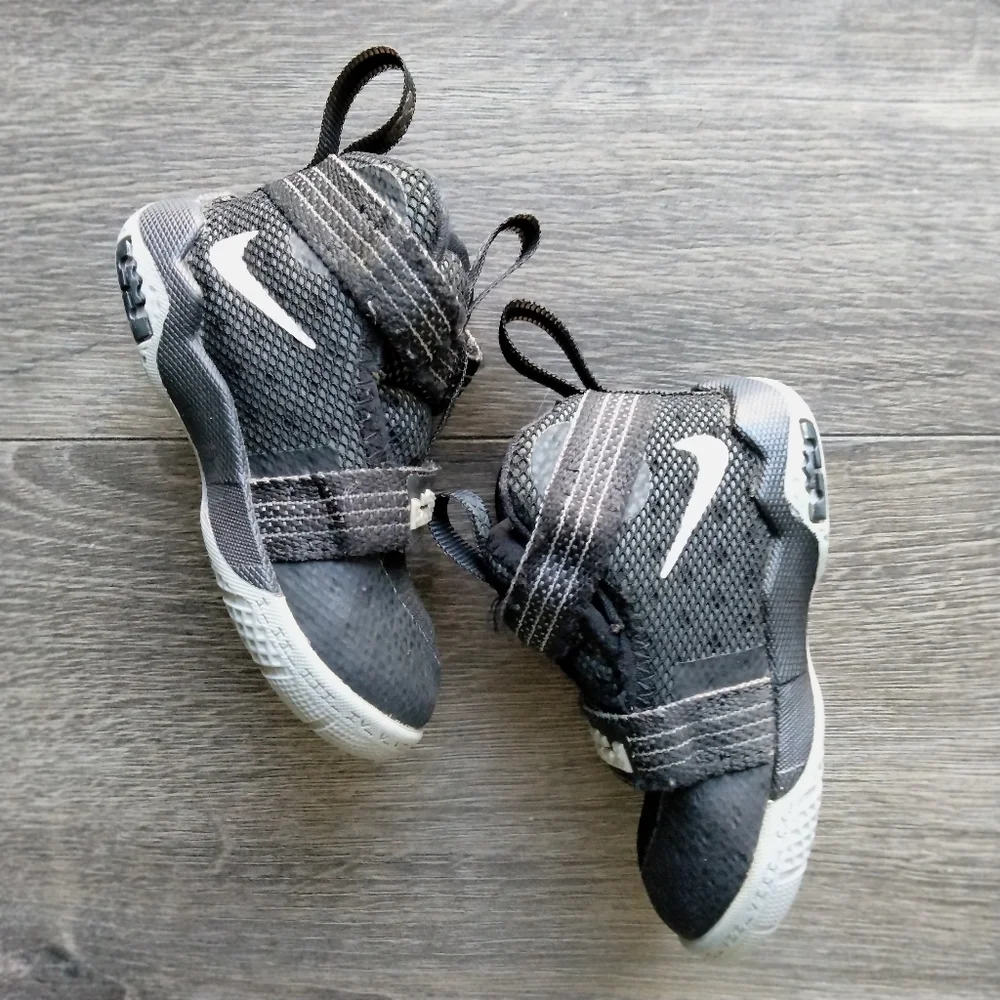 Nike lebron soldier